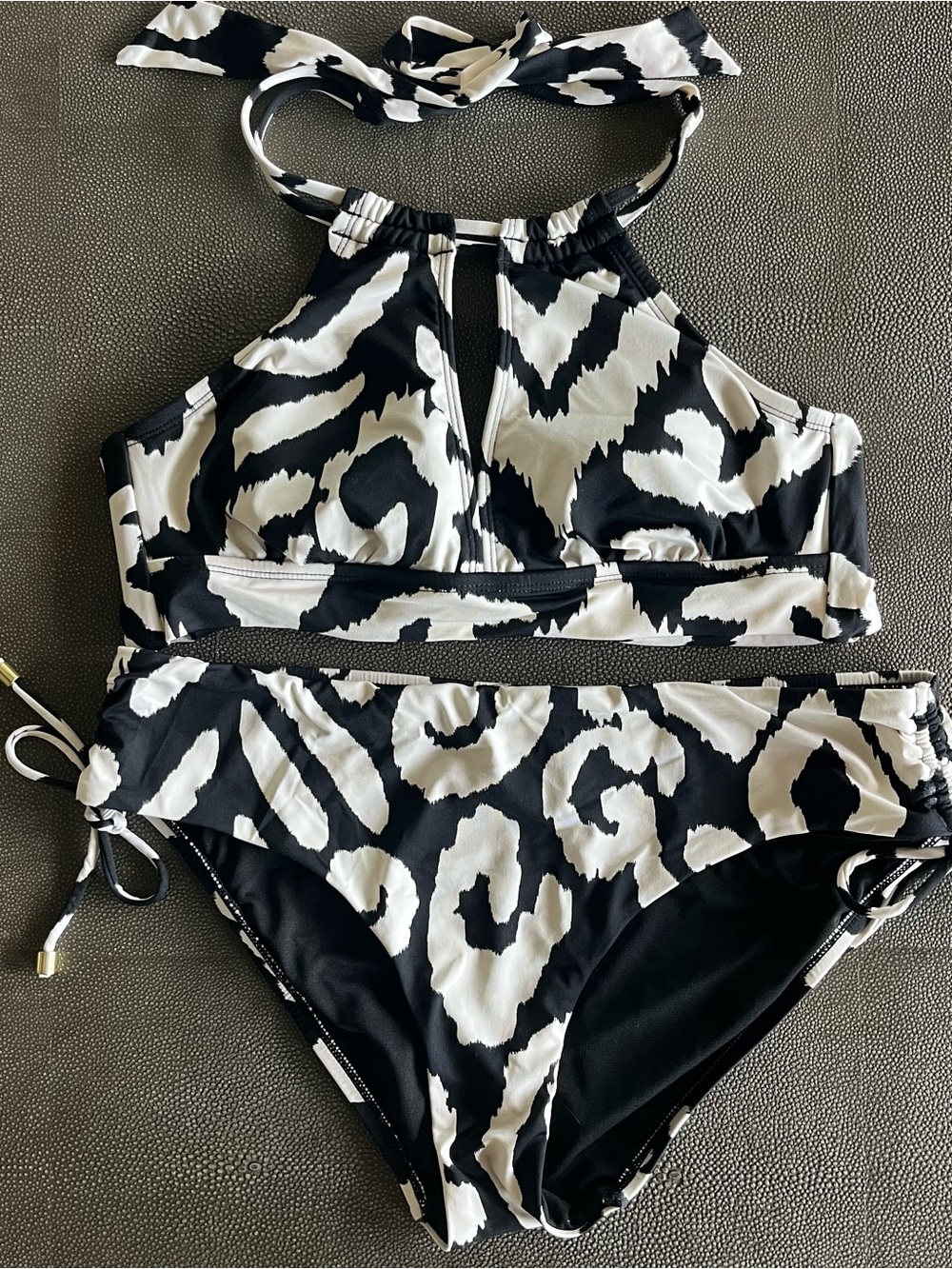 Gibson ⭐️ Latimer Black & White Geometric Print High Neck Bikini MEDIUM (EUC)
